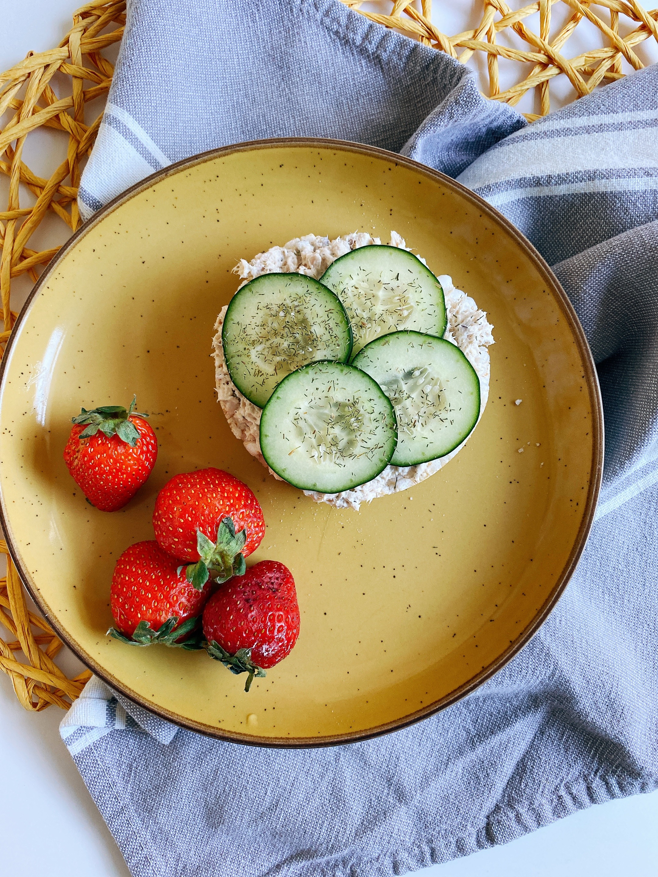 Rice cake with cucumber